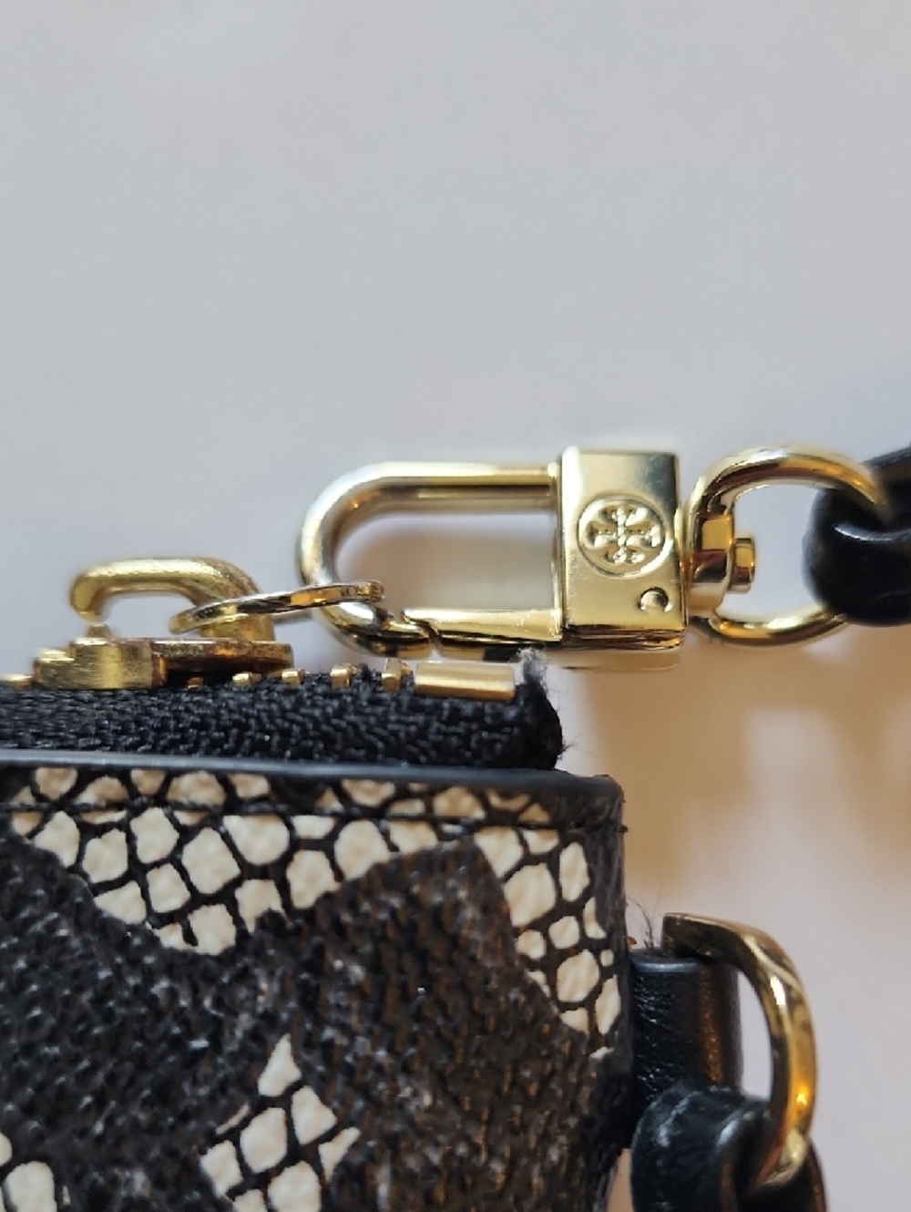 Tory Burch Robinson Ferrara  Lace Zip-Around  Wristlet.  6×4 - Picture 5 of 13